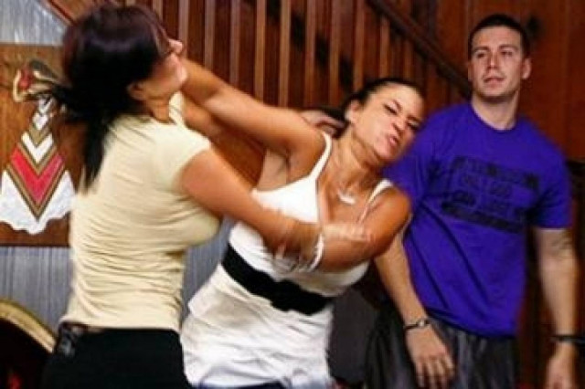 Πάτρα: «Πεδίο μάχης» μία καφετέρια από τρεις λεσβίες!