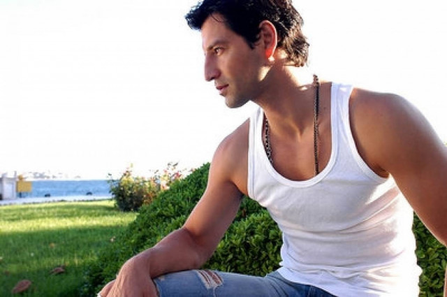 Σάκης Ρουβάς: Λίγο πριν πετάξει για τη Μύκονο (vid)!