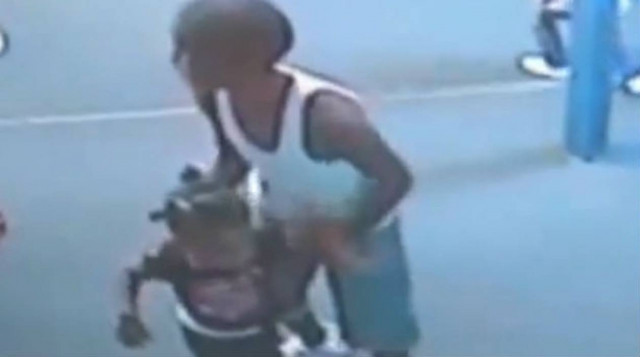 ΣΟΚ! Εννιάχρονος χτυπούσε και τρομοκρατούσε νήπια