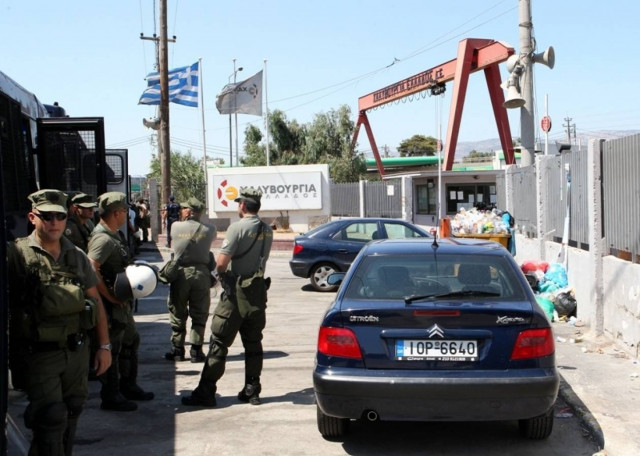 Αποχωρούν τα ΜΑΤ από τη Χαλυβουργία