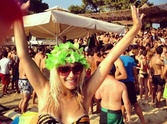 Στη Σκιάθο Λάουρα Νάργες και Δήμητρα Καμπούρη (ΦΩΤΟ)