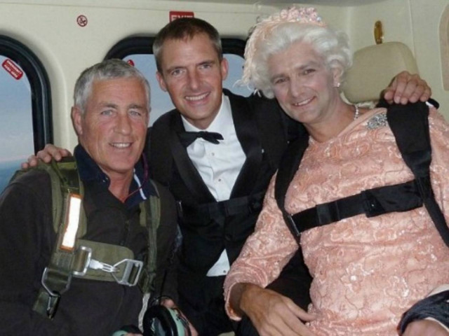 ΔΕΙΤΕ: Ο αλεξιπτωτιστής που φόρεσε ταγιέρ για να γίνει... Ελισάβετ!