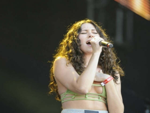 Η... αποκαλυπτική εμφάνιση τραγουδίστριας στους Ολυμπιακούς (pics)