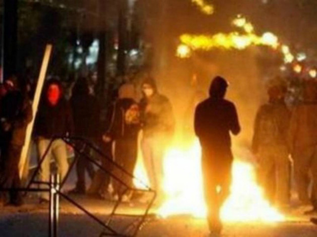 Άγρια συμπλοκή μεταξύ οπαδών στου Γκύζη