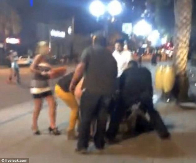 Video: Αστυνομικός κάνει ηλεκτροσόκ σε γυναίκα