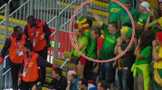 Ναζιστικός χαιρετισμός σε στάδιο του Λονδίνου