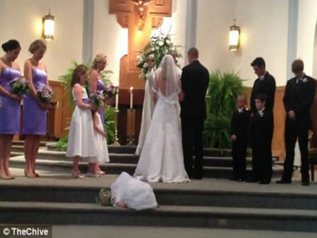 Video: Παρανυφάκι αποκοιμήθηκε κατά τη διάρκεια του γάμου