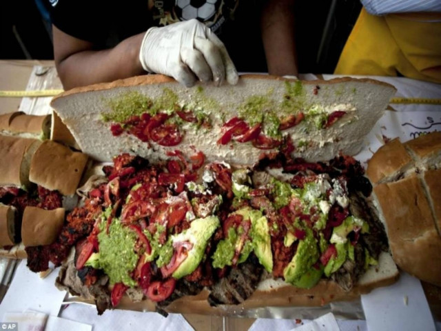 55 μάγειρες ετοίμασαν ένα σάντουιτς 700 κιλών