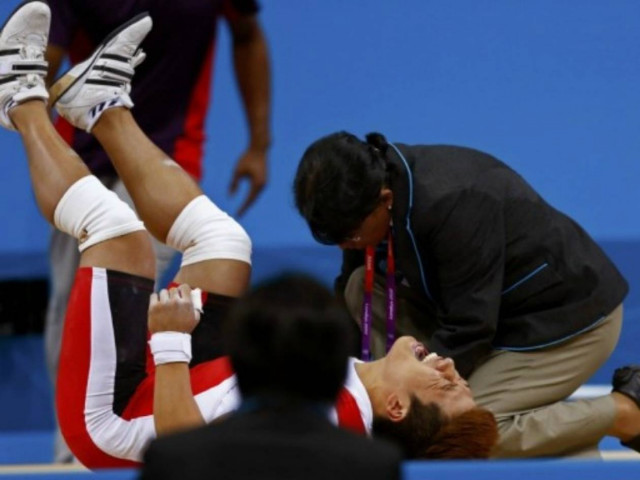 Βίντεο – ΣΟΚ: Αρσιβαρίστας γύρισε το χέρι του με 126 κιλά