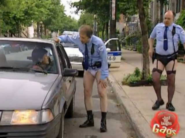 Απίθανη φάρσα: Οι αστυνομικοί με τις ζαρτιέρες! (vid)