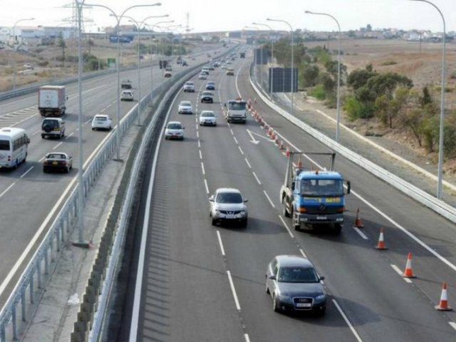 ΤΩΡΑ: Ανατροπή φορτηγού στην εθνική οδό Θεσσαλονίκης-Αθήνας