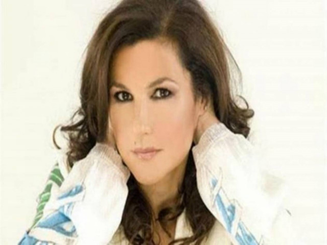 Μπήλιω Τσουκαλά: Διακοπές στην Πάρο, χωρίς make-up (pics)