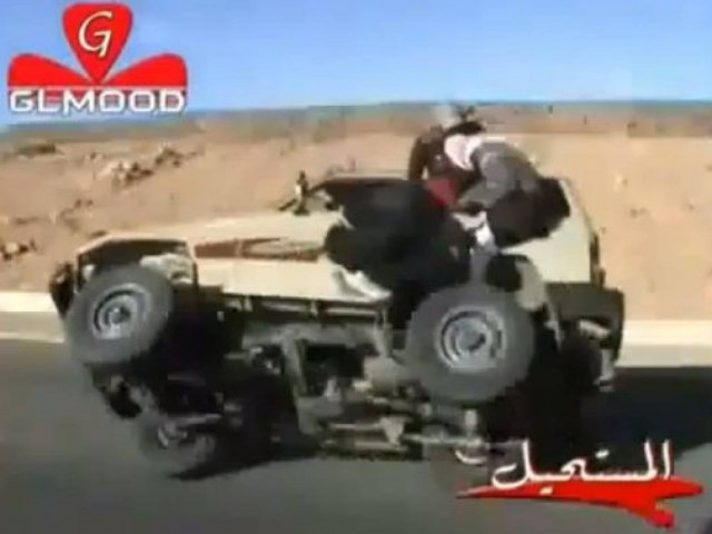 Video: Αλλάζουν λάστιχο αυτοκινήτου εν κινήσει!