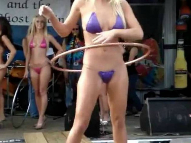 Miss... Bikini Hula Hoop (Video)