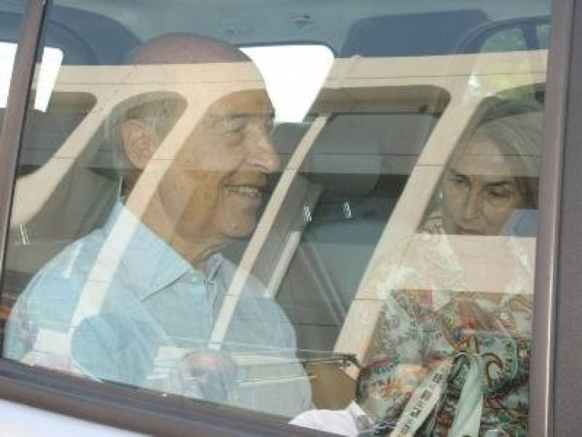 Δεν εγκαταλείπει την πολυτέλεια στις διακοπές του ο Σημίτης