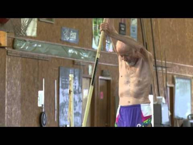 Άλμα επί κοντώ: 90χρονος ρεκορντμαν εκτελεί κανονική προπόνηση (vid)!