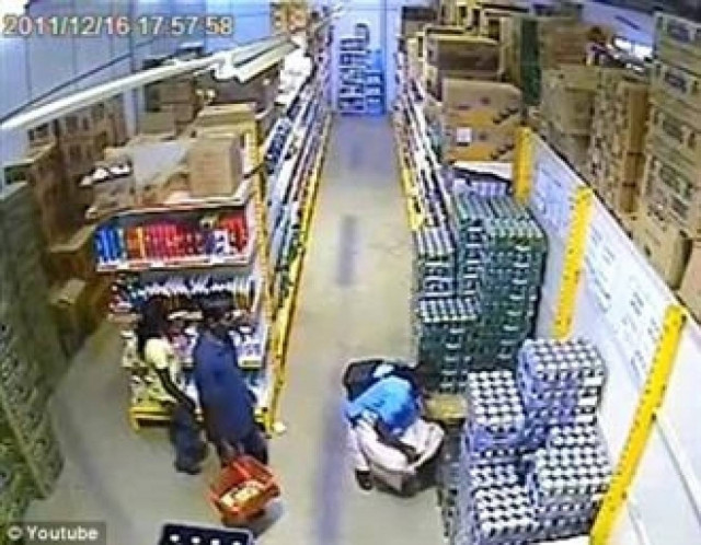 Πόσα τενεκεδάκια μπύρας χωράνε κάτω από μία φούστα; (video)