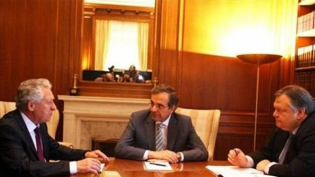 Σε εξέλιξη η σύσκεψη των «τριών» στο Μαξίμου