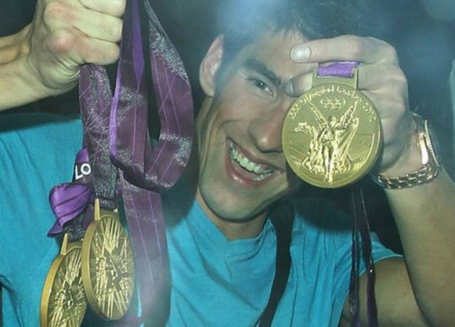 O Phelps πήρε τα μετάλλια, την ξανθιά και πήγε για clubbing (pics)