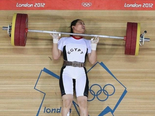 Σοκαριστικό: Αθλήτρια της άρσης βαρών καταπλακώθηκε από την μπάρα