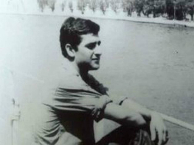 Ποιος είναι ο πασίγνωστος Έλληνας τραγουδιστής της φωτογραφίας;