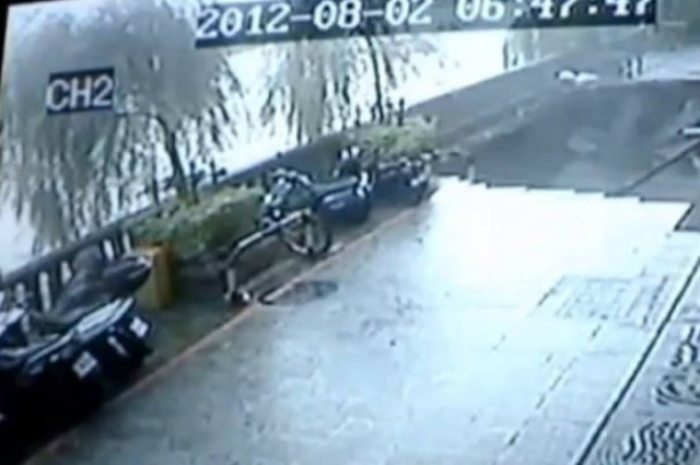 Video: Τον κατάπιε ο δρόμος!