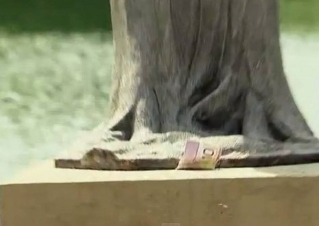 Απίστευτη φάρσα: Πρόσεχε, ρίχνεις το άγαλμα στη λίμνη!