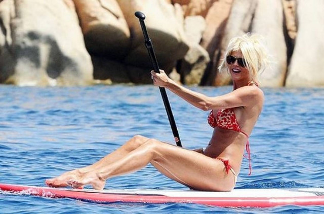 Μια «καυτή» ξανθιά τραβάει…κουπί (pics)