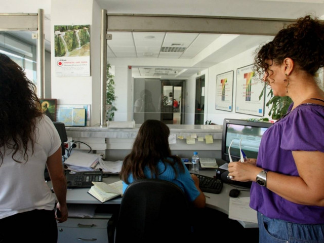 Reuters: Εφεδρεία για 40.000 δημοσίους υπαλλήλους