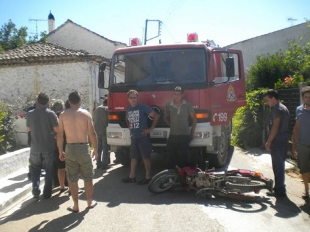 ΠΡΙΝ ΛΙΓΟ: Σύγκρουση πυροσβεστικού με δίκυκλο