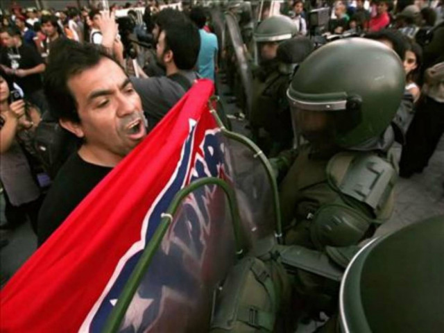 Χιλή: Πυρπόλησαν λεοφωρεία κατά τη διάρκεια φοιτητικής διαδήλωσης