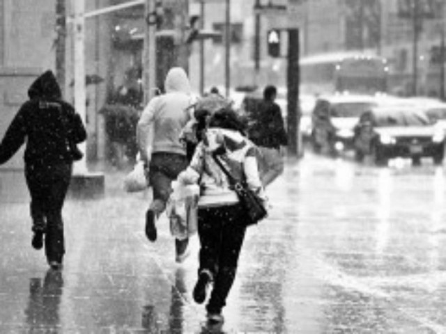 Πότε βρέχεσαι λιγότερο: Τρέχοντας ή περπατώντας;