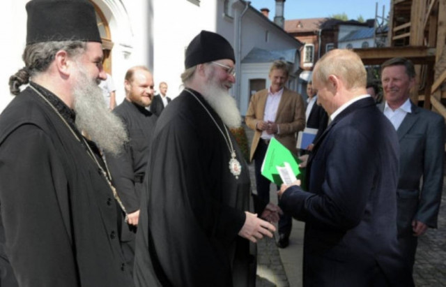 Βίντεο: Ο καλόγερος που έφερε σε αμηχανία τον Πούτιν