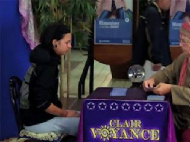 ΦΑΡΣΑ: Τα ταρώ και οι... δύσπιστοι πελάτες (video)