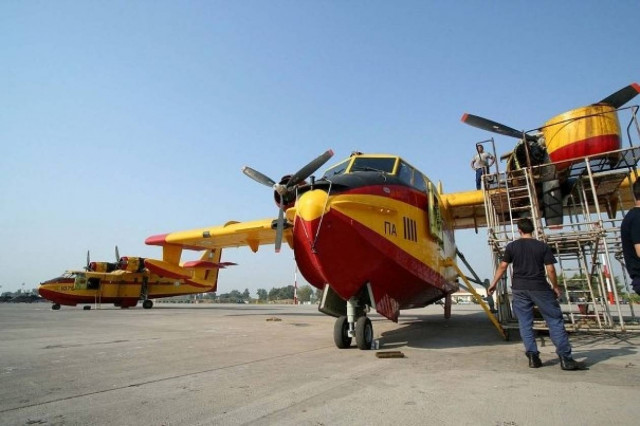 Τους πιλότους των Canadair επισκέφτηκε ο υφυπ. Άμυνας στην Ελευσίνα