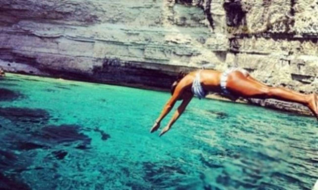 Άφησε το μικρόφωνο και έπιασε τις καταδύσεις