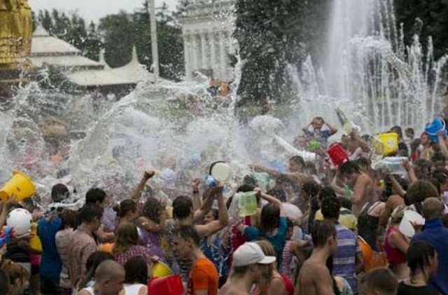 Οι Μοσχοβίτες νικούν τον καύσωνα (pics)