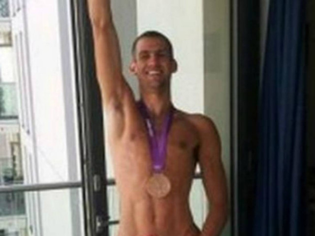 Ολυμπιονίκης ολόγυμνος στο Twitter με το μετάλλιό του! (pic)