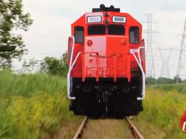 Απίθανη φάρσα: Πρόσεχε! Έρχεται τρένο... (vid)