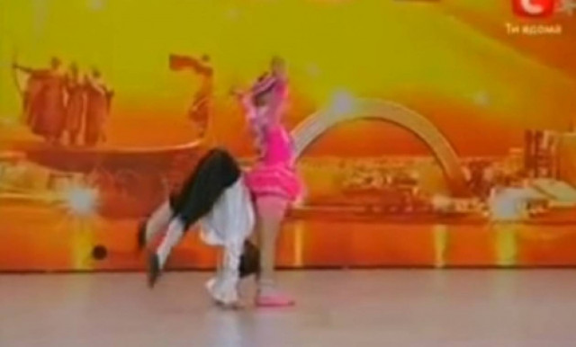 Απίθανα ακροβατικά από ένα ζευγάρι λιλιπούτειων χορευτών