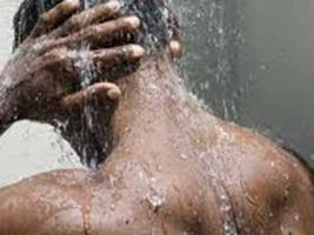 Πάτρα: Μετανάστες έκαναν μπάνιο… γυμνοί!