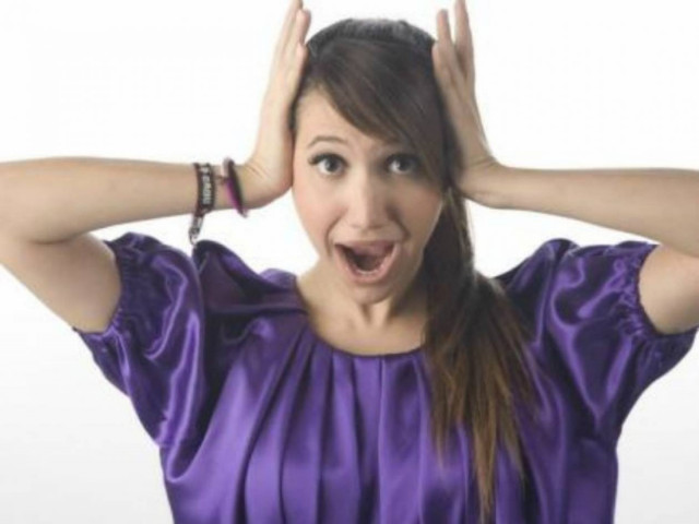 Η Λυδία Παπαϊωάννου ποζάρει ολόγυμνη γλείφοντας ένα μαχαίρι (pic)