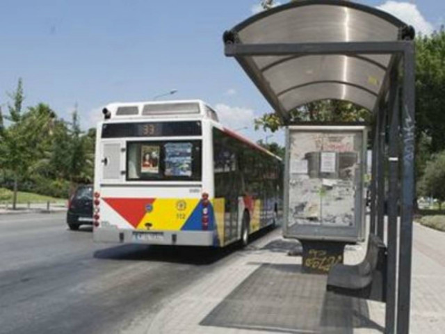 Ι.Χ. έπεσε σε στάση λεωφορείου, τρεις τραυματίες