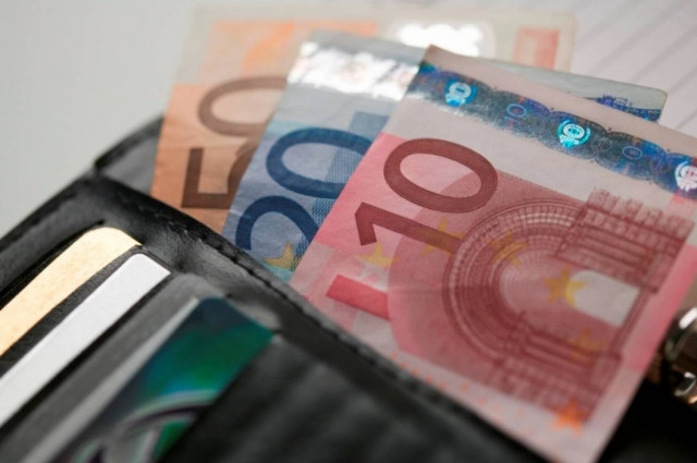 «Τσεκούρι» σε μισθούς και συντάξεις