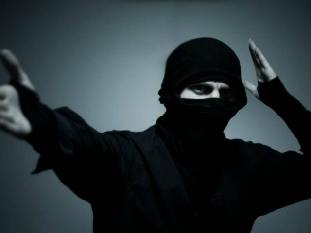 Σέρρες: «Νίντζα» βγήκε στο δρόμο με τσεκούρι και σπαθί!