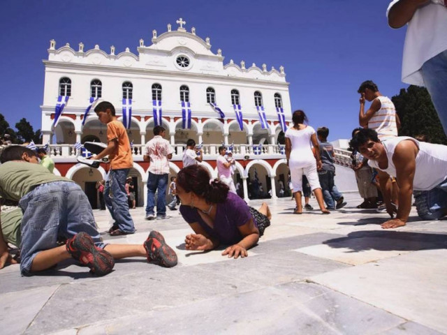 «Κούρεμα» και στα τάματα λόγω κρίσης