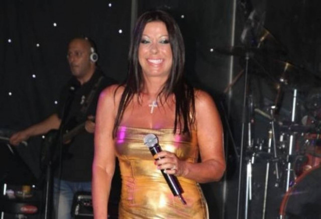 Η Άντζελα Δημητρίου με μπικίνι, χωρίς μακιγιάζ και ρετούς