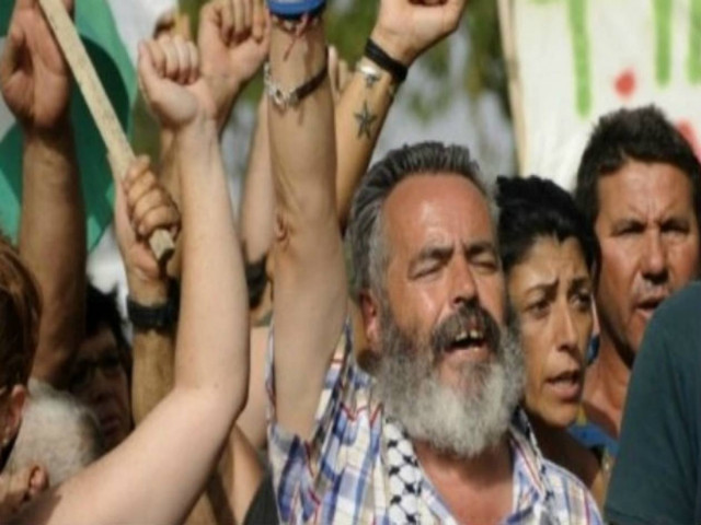 Ο δήμαρχος που εισβάλει σε σούπερ μάρκετ και μοιράζει τρόφιμα