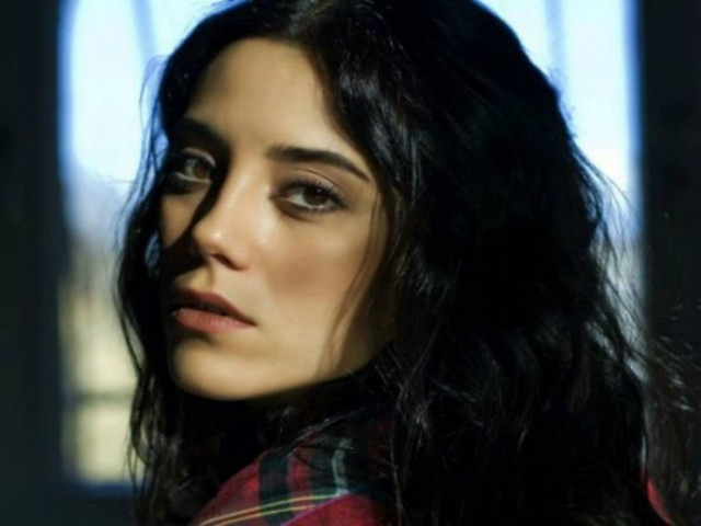 Η τηλεοπτική Σιλά ποζάρει γυμνή στην μπανιέρα της