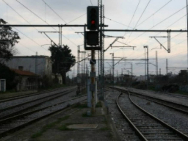 Τρένο παρέσυρε αυτοκίνητο - ένας νεκρός